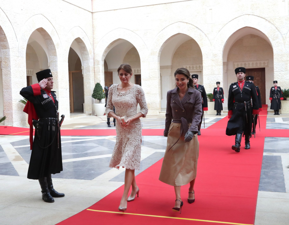 Деси Радева и йорданската кралица Рания възхитиха мрежата със стилни тоалети (СНИМКИ)