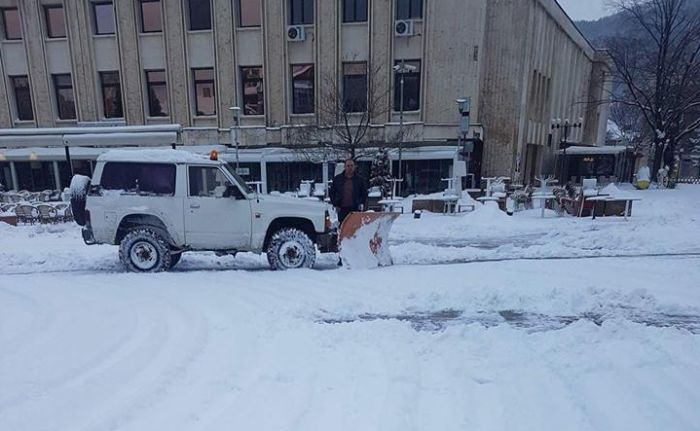 Не е за вярване какво направи кмет на дупнишко село, за да спаси хората от натрупалия сняг (СНИМКИ)