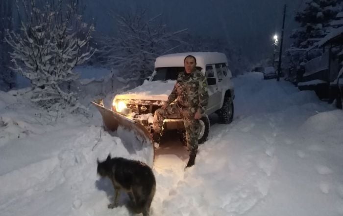 Не е за вярване какво направи кмет на дупнишко село, за да спаси хората от натрупалия сняг (СНИМКИ)