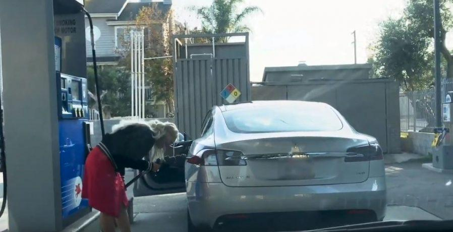 Вижте как блондинка се опитва да зареди Tesla с бензин