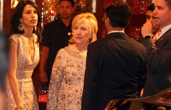 Хилъри Клинтън срази всички с бурен танц на сватбата на приказно богата индийска наследница (ВИДЕО)