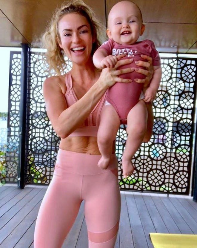 Фитнес треньорка показа как изглежда 11 месеца след раждането, тялото ѝ ще ви шокира (СНИМКИ)