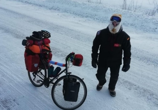 Испански турист подкара колело при минус 50 градуса до езерото Байкал и си изпати жестоко (СНИМКИ/ВИДЕО)