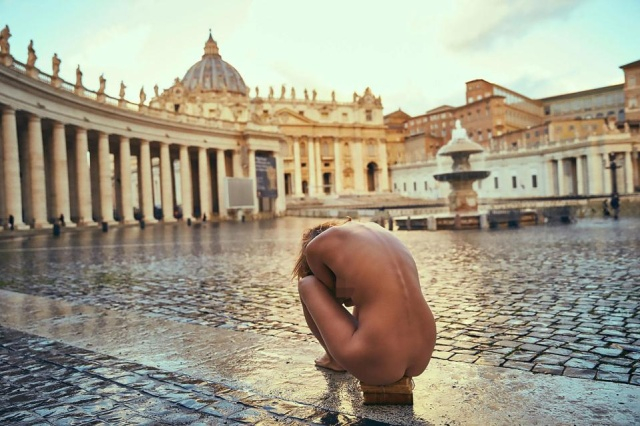 Арестуваха модел на Плейбой за скандална, гола фотосесия във Ватикана (СНИМКИ 18+)