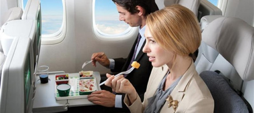 Пилот обясни защо храненето в самолета е опасно за здравето 