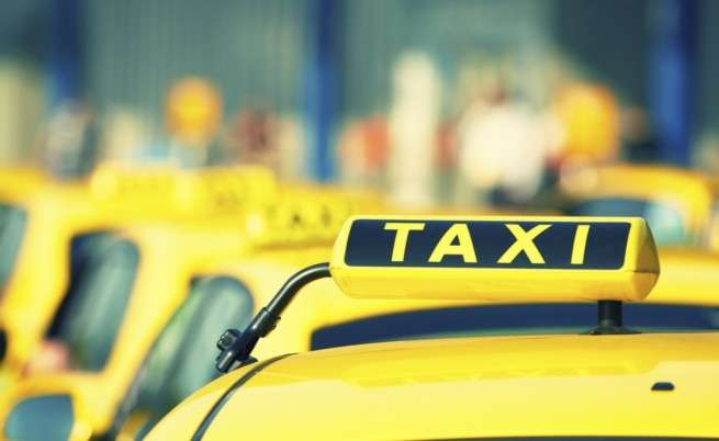 Таксиджия остана втрещен от багажа, който клиент забрави в колата му (СНИМКА)