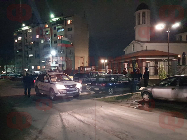 Бесни цигани трошат автомобили наред под носа на бургаските полицаи (СНИМКИ)