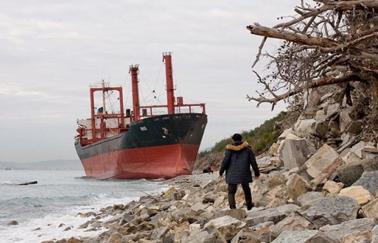Кораб бе изхвърлен на брега по време на буря в Черно море (СНИМКИ)