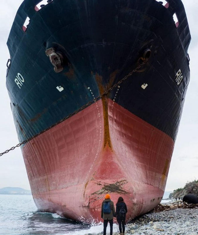 Кораб бе изхвърлен на брега по време на буря в Черно море (СНИМКИ)