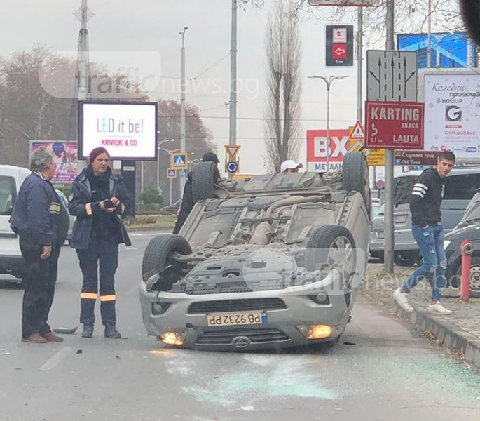 Страшно зрелище в Пловдив! Кола с полицайка зад волана се удари в такси, а после... (СНИМКИ)