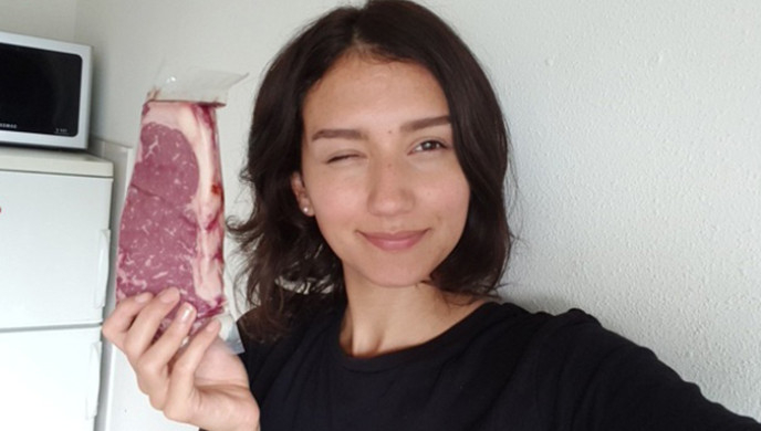 След години веганство известна блогърка реши да пробва отново месо, ето какво направи това с лицето ѝ (СНИМКИ)