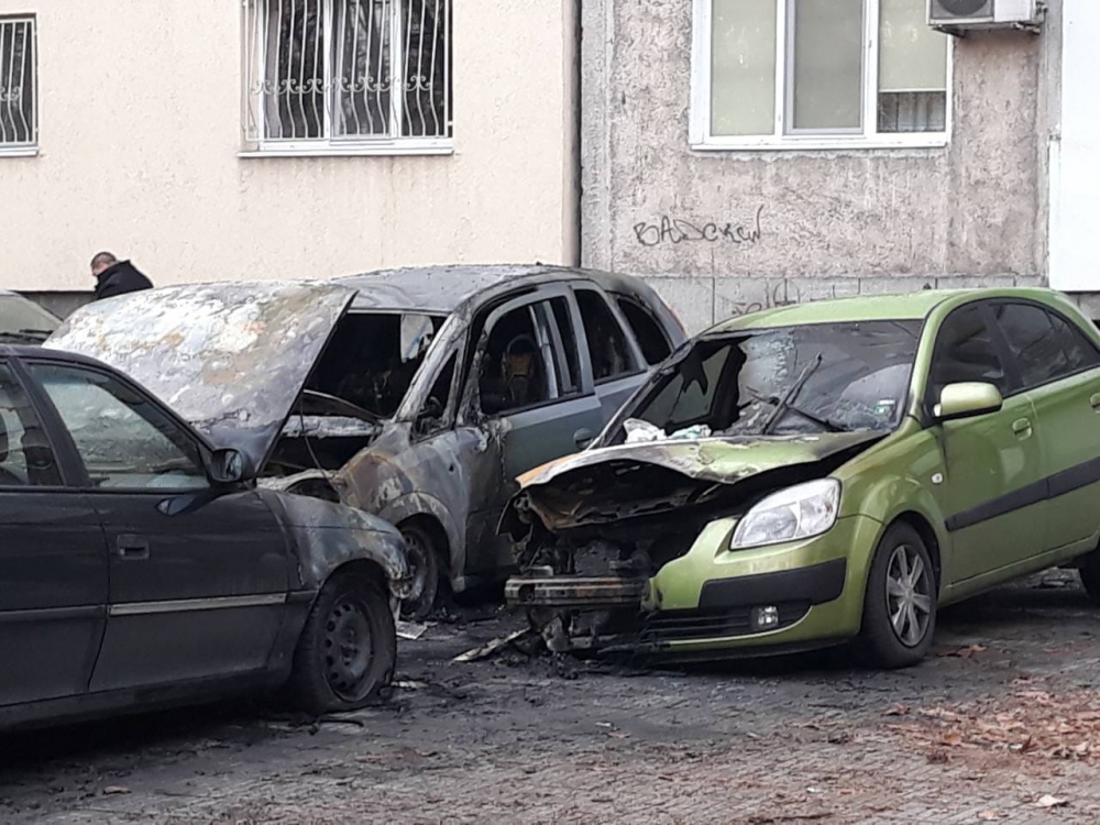 Първо в БЛИЦ! 3 коли са изпепелени в Пловдив (СНИМКИ)