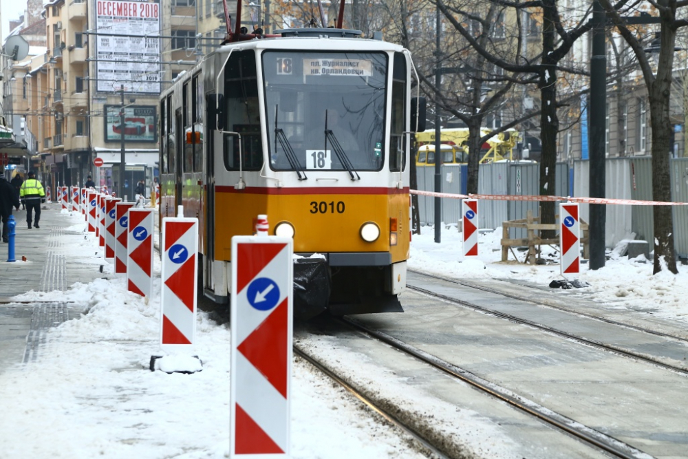 Сигнал до БЛИЦ: Трамваите запецнаха на пъпа на София