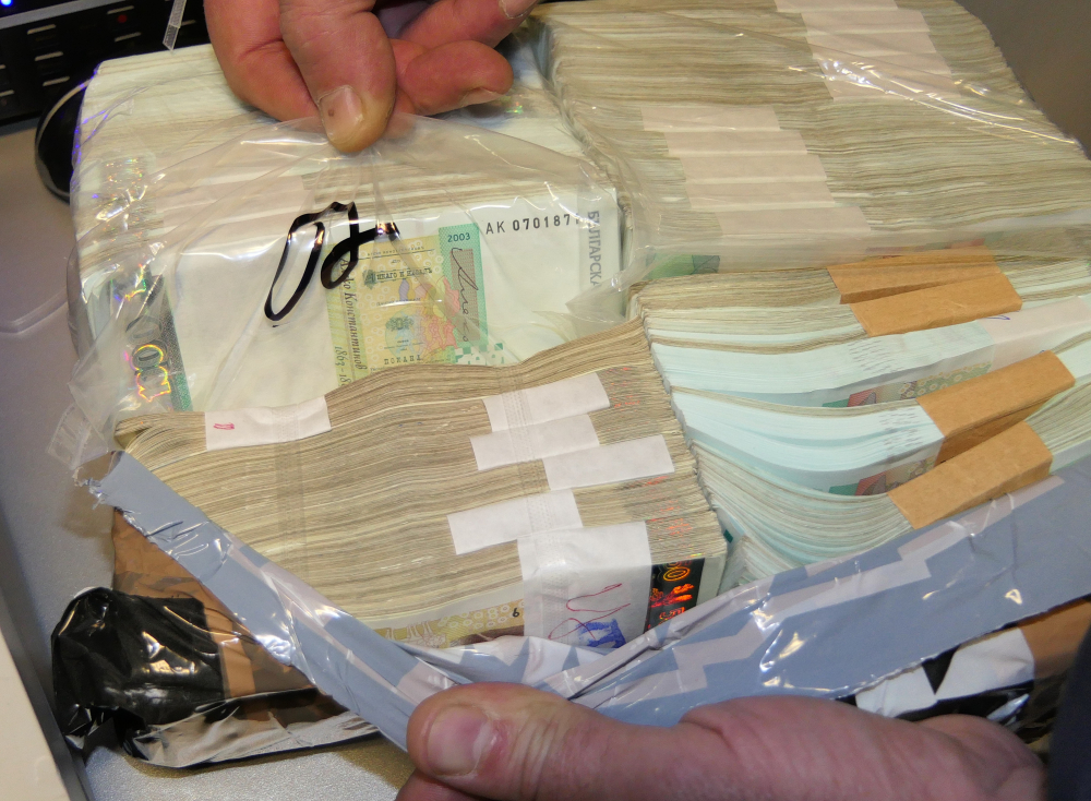 МВР показа дебелите пачки, конфискувани от разбитата банда за данъчни измами (СНИМКИ/ВИДЕО)