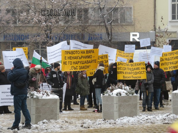 Извънредна ситуация пред парламента: Цветанов излезе на студа, за да дири патриотите, а те...