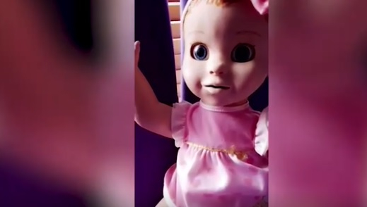 Майка купи на дъщеричката си кукла за Коледа, но видя нещо толкова зловещо, че... (ВИДЕО)