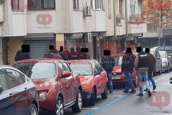 Акция! Въоръжени до зъби полицаи щурмуват апартамент в центъра на Бургас