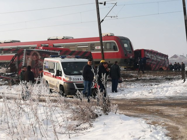 Страховита катастрофа на жп прелез край Ниш, влак разполови цял автобус (СНИМКИ/ВИДЕО) 