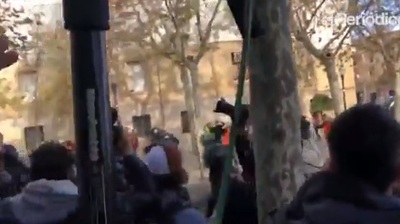 В Барселона е като на война! Жестоки сблъсъци на протестиращи с полицията (ВИДЕО)