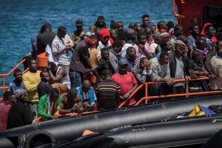 Испански кораб спаси повече от 300 африкански мигранти в Средиземно море