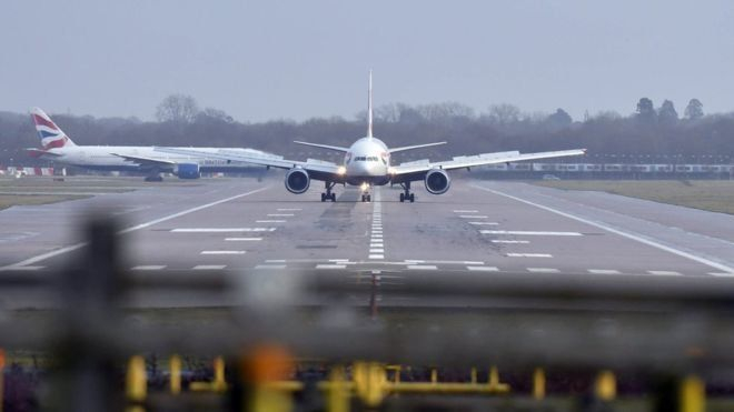 Във Великобритания задържаха двама души заради инцидента на летище „Гетуик“