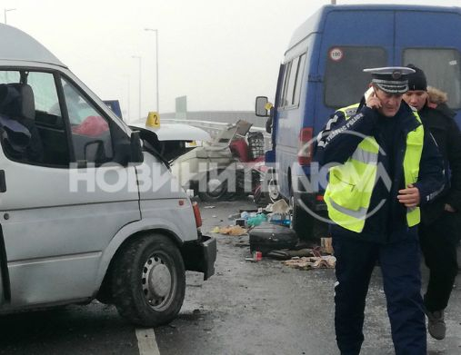 Първи СНИМКИ и ВИДЕО от кошмарната катастрофа с 5 трупа на надлеза край Звъничево