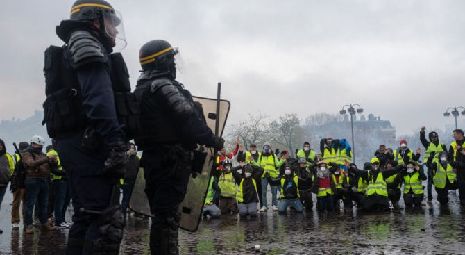 Десета жертва заради протестите на "жълтите жилетки" във Франция