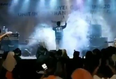 Ужасяващо ВИДЕО показва как цунамито в Индонезия отнесе музиканти и зрители на концерт