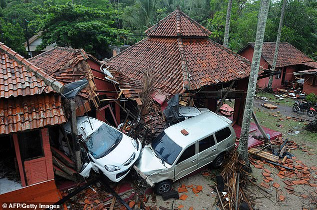 Чудо в Индонезия след смъртоносното цунами! Извадиха от под руините... (СНИМКИ/ВИДЕО)