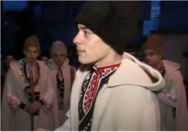 Коледари обикалят къщите в Драгалевци, за да запазят традициите и България