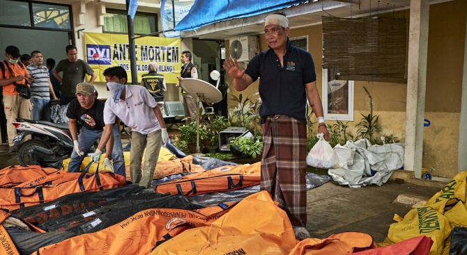 Положението след цунамито в Индонезия става все по-страшно
