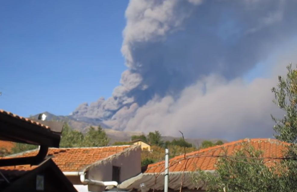 Изригна вулканът Етна, чу се експлозия, затвориха летището в Катания (СНИМКИ/ВИДЕО)