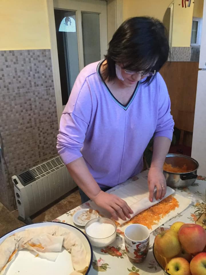 Първо в БЛИЦ! Корнелия Нинова показа как се готви за Бъдни вечер, запретна ръкави и... (СНИМКИ)