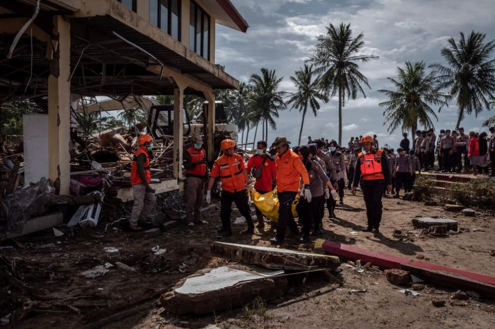 Страшни СНИМКИ показват какво остана от островите Ява и Суматра след цунамито, ударило Индонезия