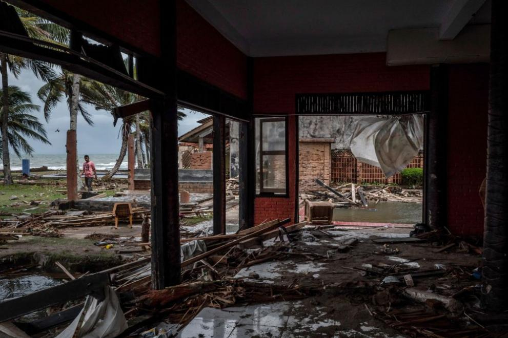 Страшни СНИМКИ показват какво остана от островите Ява и Суматра след цунамито, ударило Индонезия
