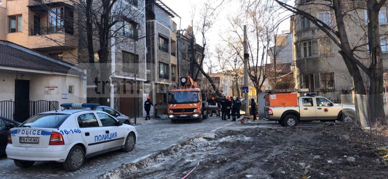 Стихия! Трясък и ужас на ул."Хъшовска" в Пловдив, струпаха се полицаи и пожарникари! (СНИМКИ)