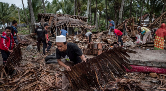 ДПА с нова кошмарна новина за броя на жертвите след цунамито в Индонезия