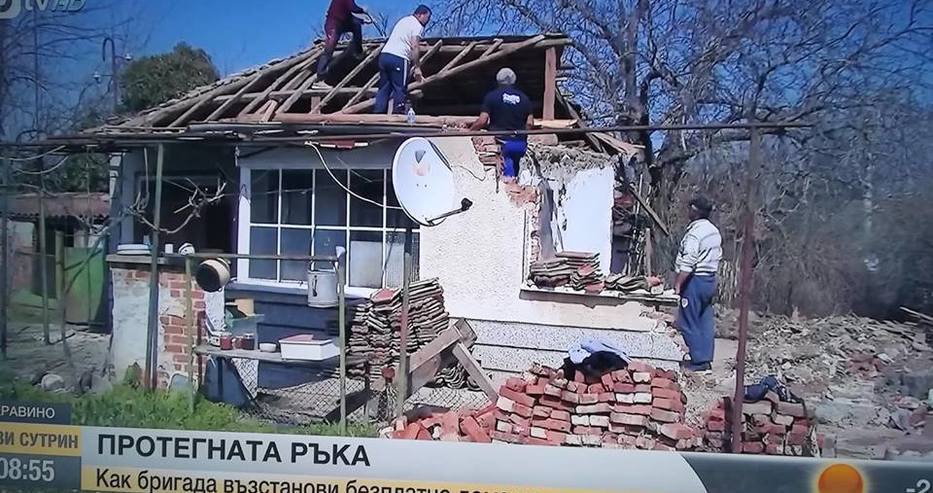 Цяла България ще запомни този строител, бригадата му и коледния им дар за самотна старица (СНИМКИ)