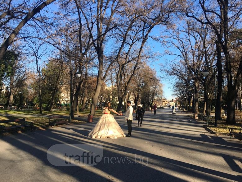 Красива ромска булка, накичена със злато, прикова погледите на пловдивчани (СНИМКИ)