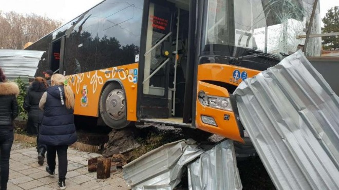 Автобус на градския транспорт се заби в къща в София (СНИМКИ)