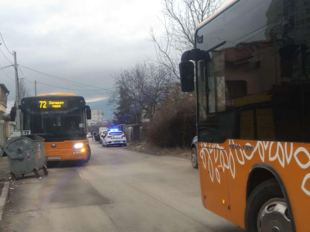 Автобус на градския транспорт се заби в къща в София (СНИМКИ)