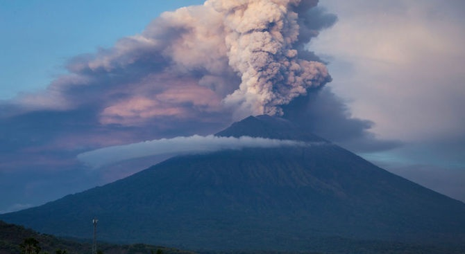 Нещо страховито се случи с вулкана, предизвикал смъртоносното цунами в Индонезия