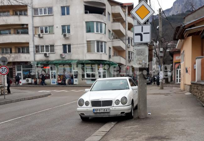 Врачанин с бял "Мерцедес" изуми всички с безумното си паркиране (СНИМКА)
