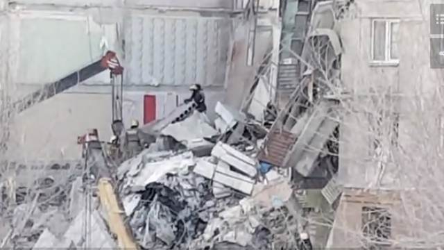 Огромна трагедия в Русия в навечерието на новата година, спасители вадят трупове от разрушена сграда (ВИДЕО)