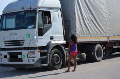 Румънски тираджия качи в камиона си напориста проститутка край Русе и съжали жестоко 