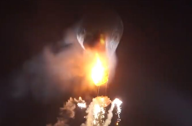 Зрелищно ВИДЕО! Балон, пълен с фойерверки, се взриви в Шри Ланка