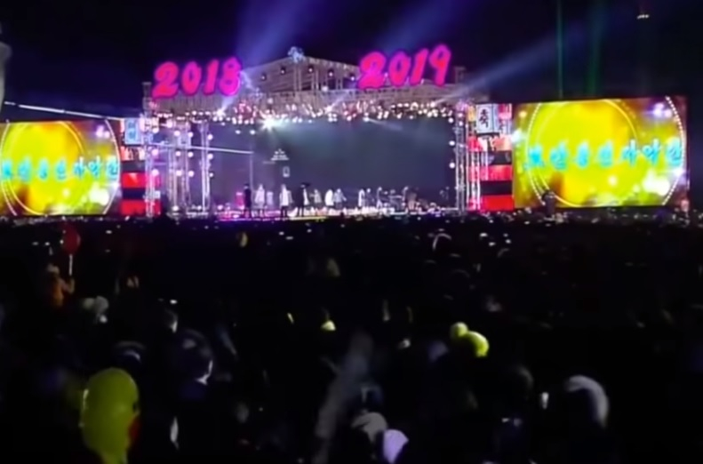 Песни, танци, лазери и ядрени заплахи: Ето как посрещнаха Нова година в Северна Корея (ВИДЕО)