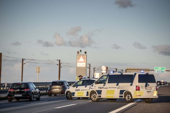 Адска влакова катастрофа в Дания! Спасителите не могат да стигнат до труповете заради... (СНИМКИ)