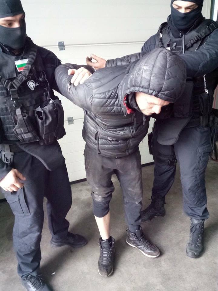 Извънредно в БЛИЦ! Арестуваха много известен автокрадец в София! (СНИМКИ)
