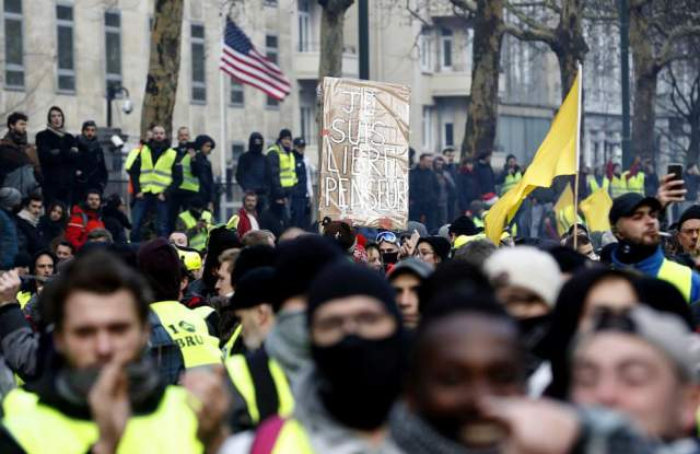 Арестуваха лидера на "жълтите жилетки" в Париж